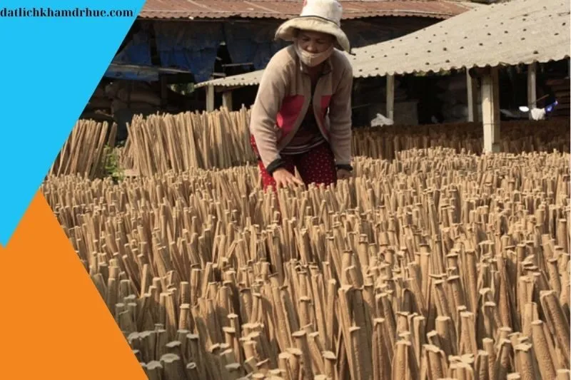 Thu Nhập và Cuộc Sống Của Các Hộ Gia Đình Làm Nghề Nhang Dĩ An